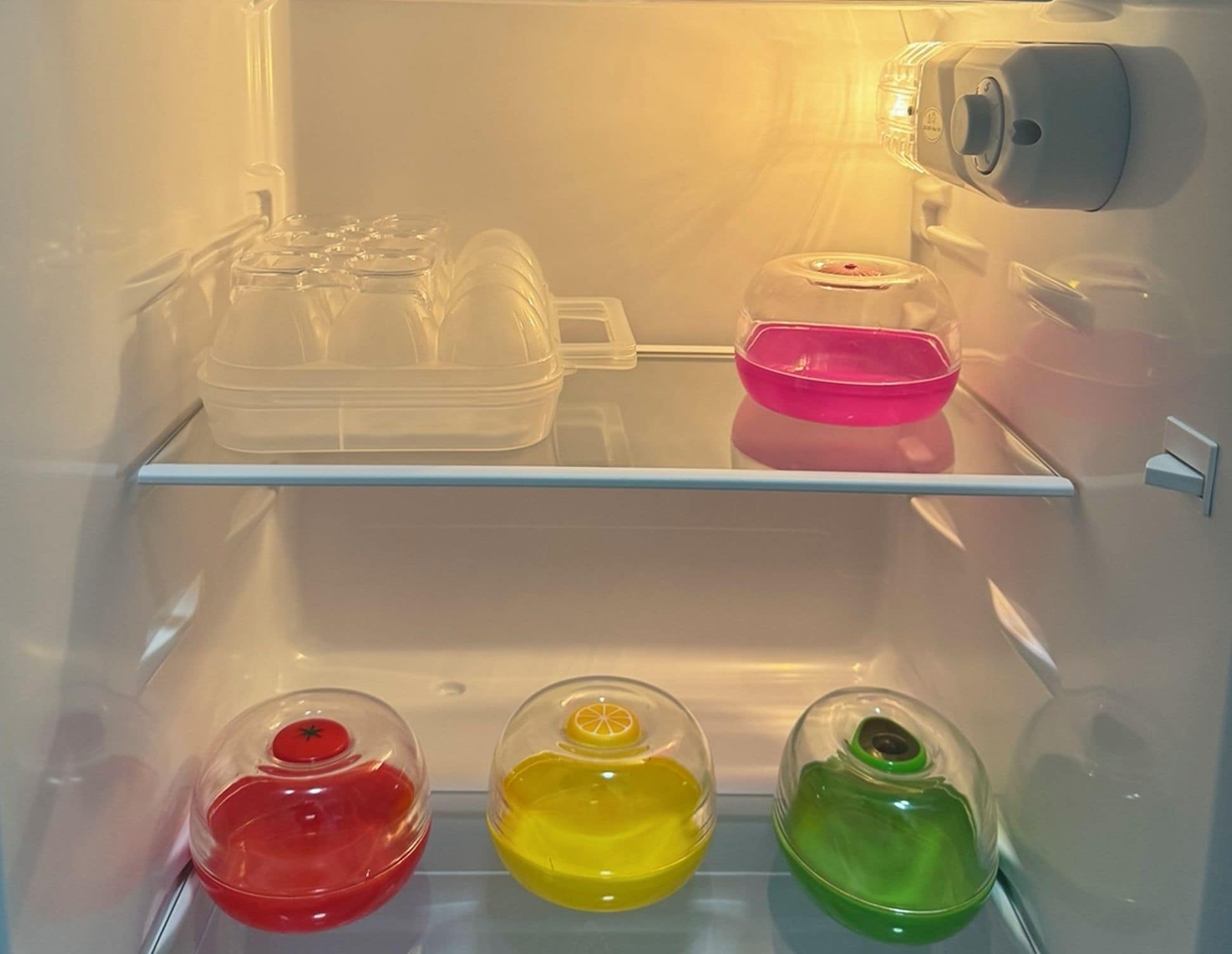Un refrigerador con amplias repisas y varios recipientes.