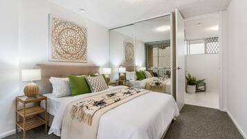 Desk, iron/ironing board, WiFi, bed sheets
