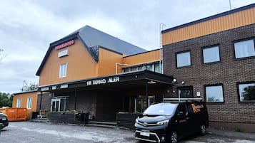 Un edificio con un letrero que indica 'VIVANSBORG' y 'FR TIDSLO ALER', señalando un restaurante o cafetería.