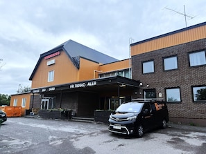 Un edificio con un letrero que indica 'VIVANSBORG' y 'FR TIDSLO ALER', señalando un restaurante o cafetería.