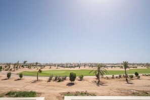 A residential area with houses, a golf course, and palm trees. - Designer Golf Villa -Pool & Serene Views (El Gouna)