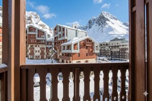 A snow-covered mountain landscape with modern multi-story buildings. - Alpine Stay with Balcony in Tignes (Tignes)