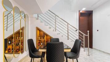 Departamento económico, balcón, vista a la ciudad | Restaurantes