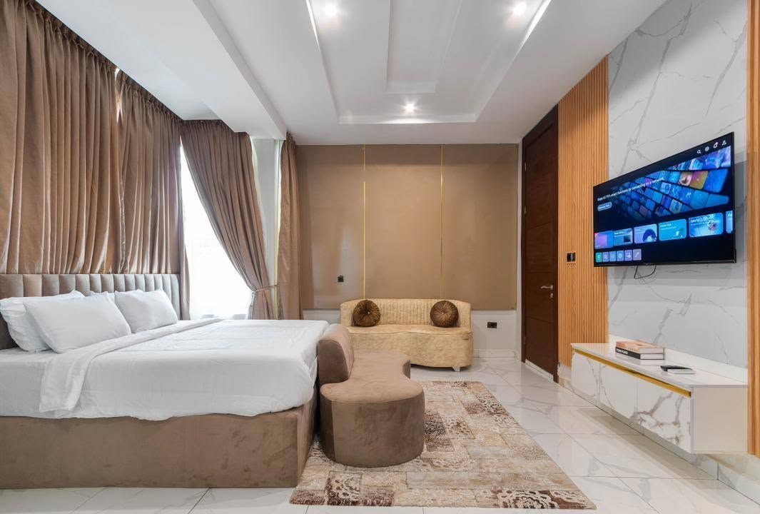 Departamento económico, balcón, vista a la ciudad | Caja de seguridad en la habitación y escritorio 