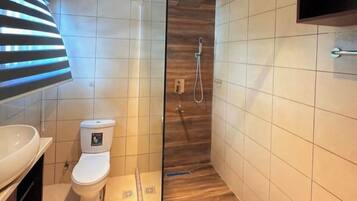 Departamento económico, balcón, vista a la ciudad | Baño | Toallas, jabón, shampoo, papel de baño