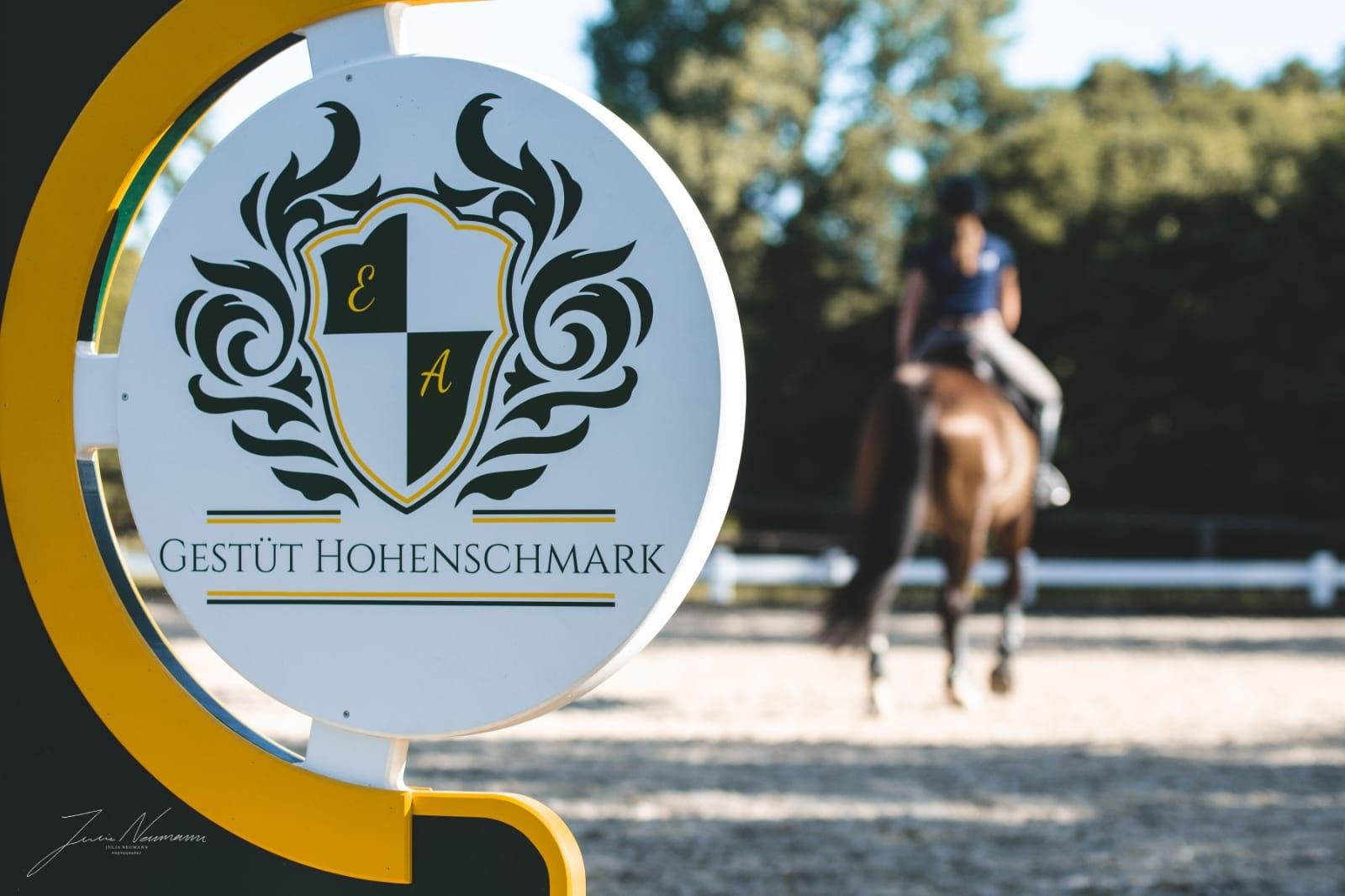 Un logo représentant un écu et le texte « GESTÜT HOHENSCHMARK » sur une enseigne.