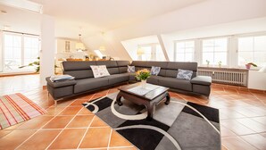 Unclassified image, 4 of 11, button - Spacious Apartment with Lake View, Balcony & Wi-Fi at Stud Hohenschmark (Grebin)