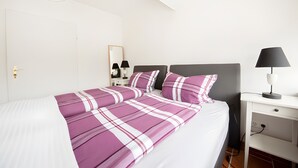 Unclassified image, 2 of 11, button - Spacious Apartment with Lake View, Balcony & Wi-Fi at Stud Hohenschmark (Grebin)