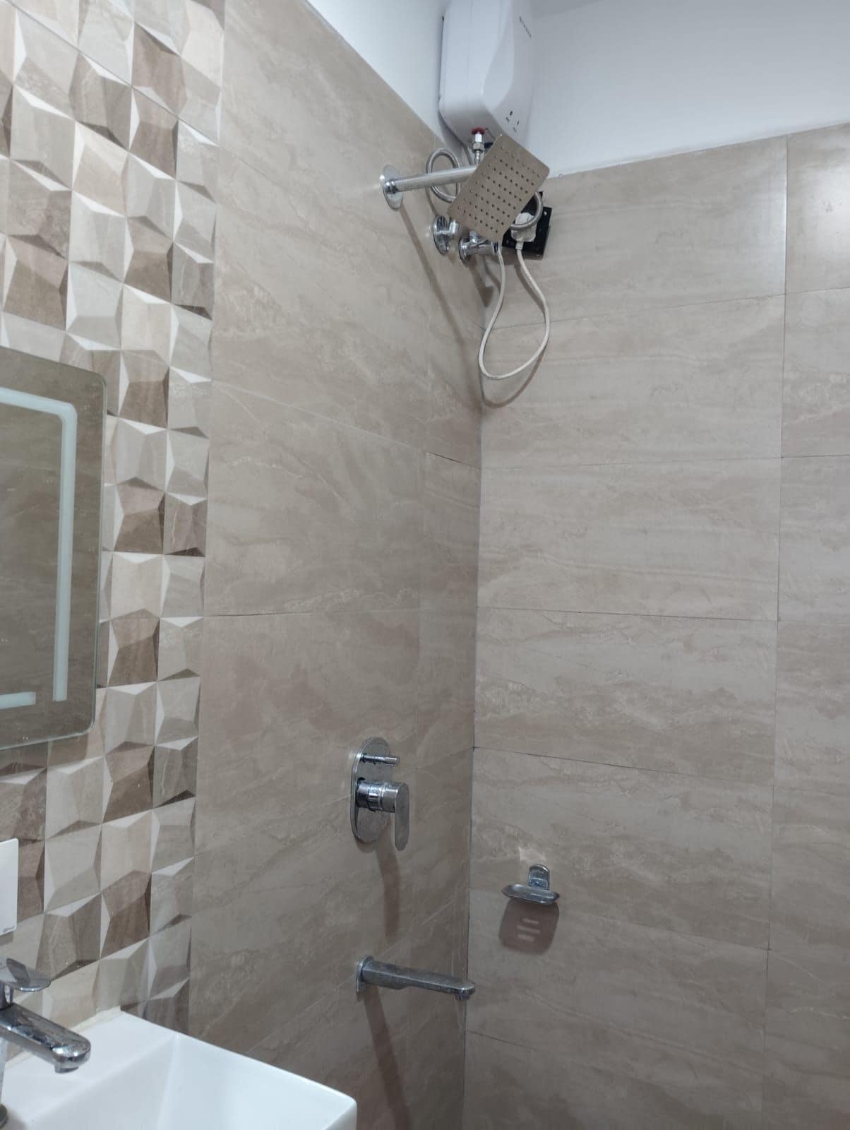 Standard Room, City View | Bathroom | Free toiletries, towels, soap, shampoo