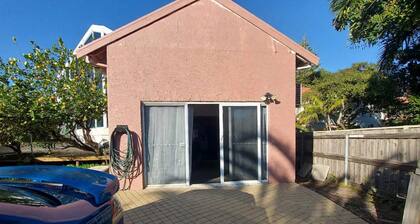 Cozy 1-bedroom apartment in welcoming Cottesloe with AC