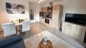 Un appartamento moderno con zona pranzo, cucina e soggiorno.