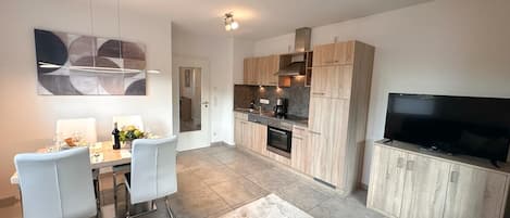 Un apartamento moderno con comedor, cocina y sala de estar.