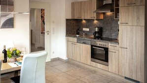 Una cucina moderna con mobili in legno, forno integrato e macchina da caffè.