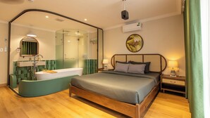 City tweepersoonskamer, uitzicht op stad | Badkamer | Een aparte badkuip en douche, een haardroger, pantoffels, handdoeken