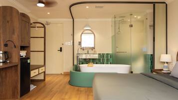 Un dormitorio moderno con cama, armario empotrado, ducha y baño con espejo.