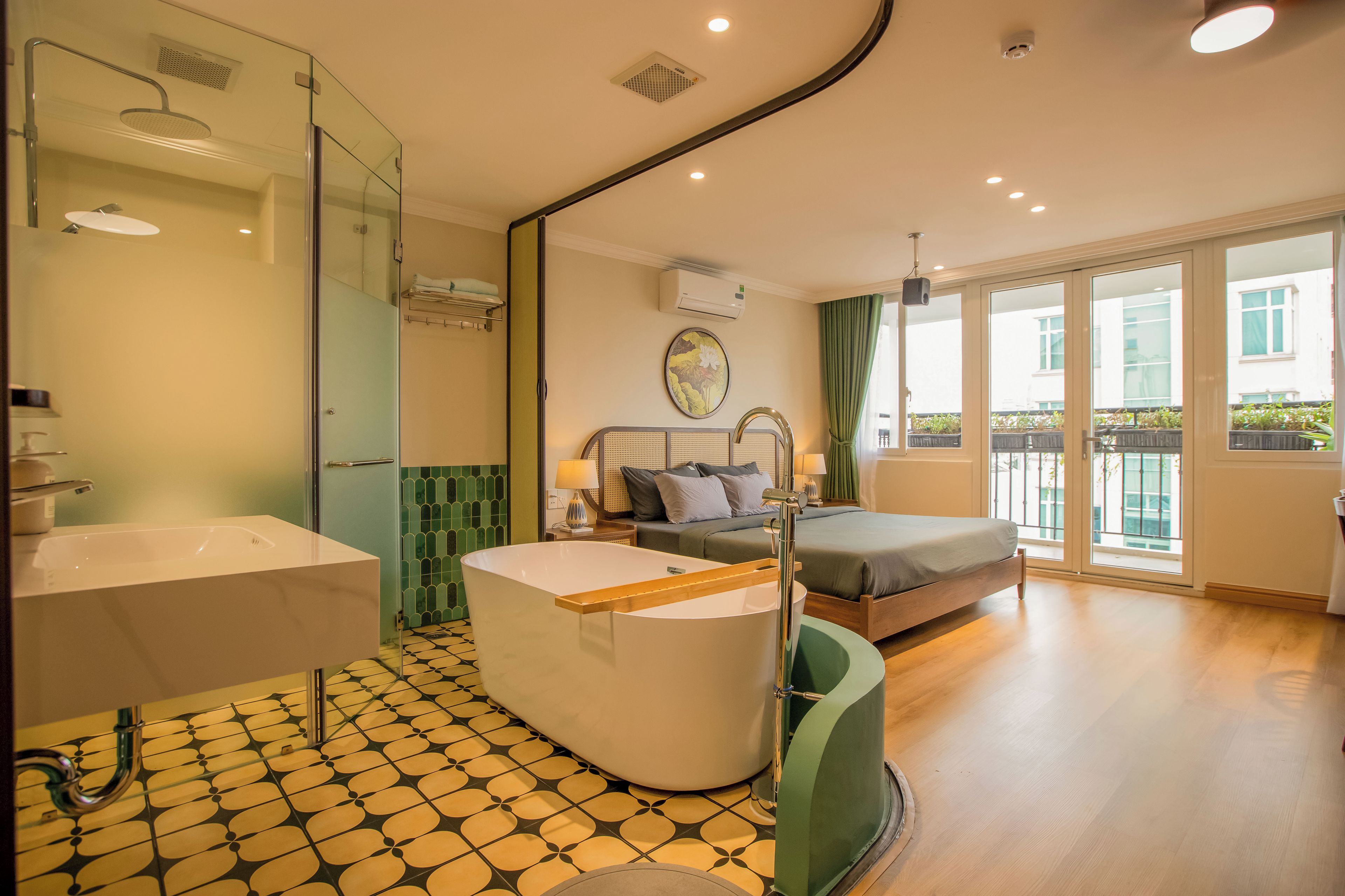 Une salle de bain moderne équipée d’une baignoire, d’une douche et d’un espace de douche séparé par des parois en verre.