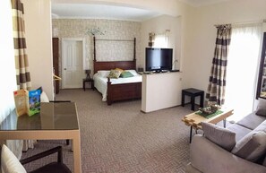 Phòng Suite Superior, ban công, quang cảnh sân vườn | Phòng cách âm, bàn ủi/dụng cụ ủi quần áo 