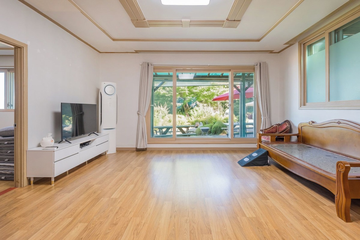 Basic Room, 2 Bedrooms (Sunlight Window)