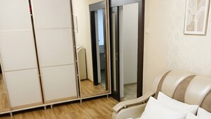 Ein Hotelzimmer mit einem Bett, einem Kleiderschrank und einem Spiegel.