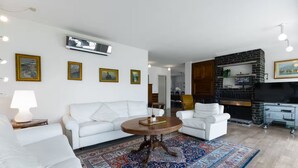 Living area - Villa on Lake Como, Relax [Parking and WiFi] (Gera Lario)