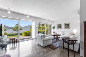 Living area - Villa on Lake Como, Relax [Parking and WiFi] (Gera Lario)