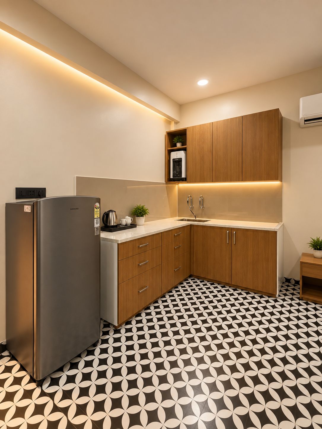 Una cocina moderna con un refrigerador de acero inoxidable, gabinetes de madera, piso estampado en blanco y negro y un dispensador de agua integrado.