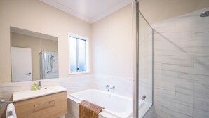 Bathroom - The Laurel Ease – 4BR Home between GC and BNE (Loganlea)