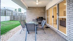 Outdoor dining - The Laurel Ease – 4BR Home between GC and BNE (Loganlea)