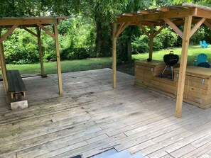 A wooden deck with a pergola, a barbecue grill, and a picnic table. - Janelle’s Cottage: Walk to Brewery+Relax on Patio! (North Charleston)