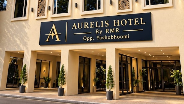 Et hotel med flere etager, tydelig skiltning, store vinduer og en moderne facade.