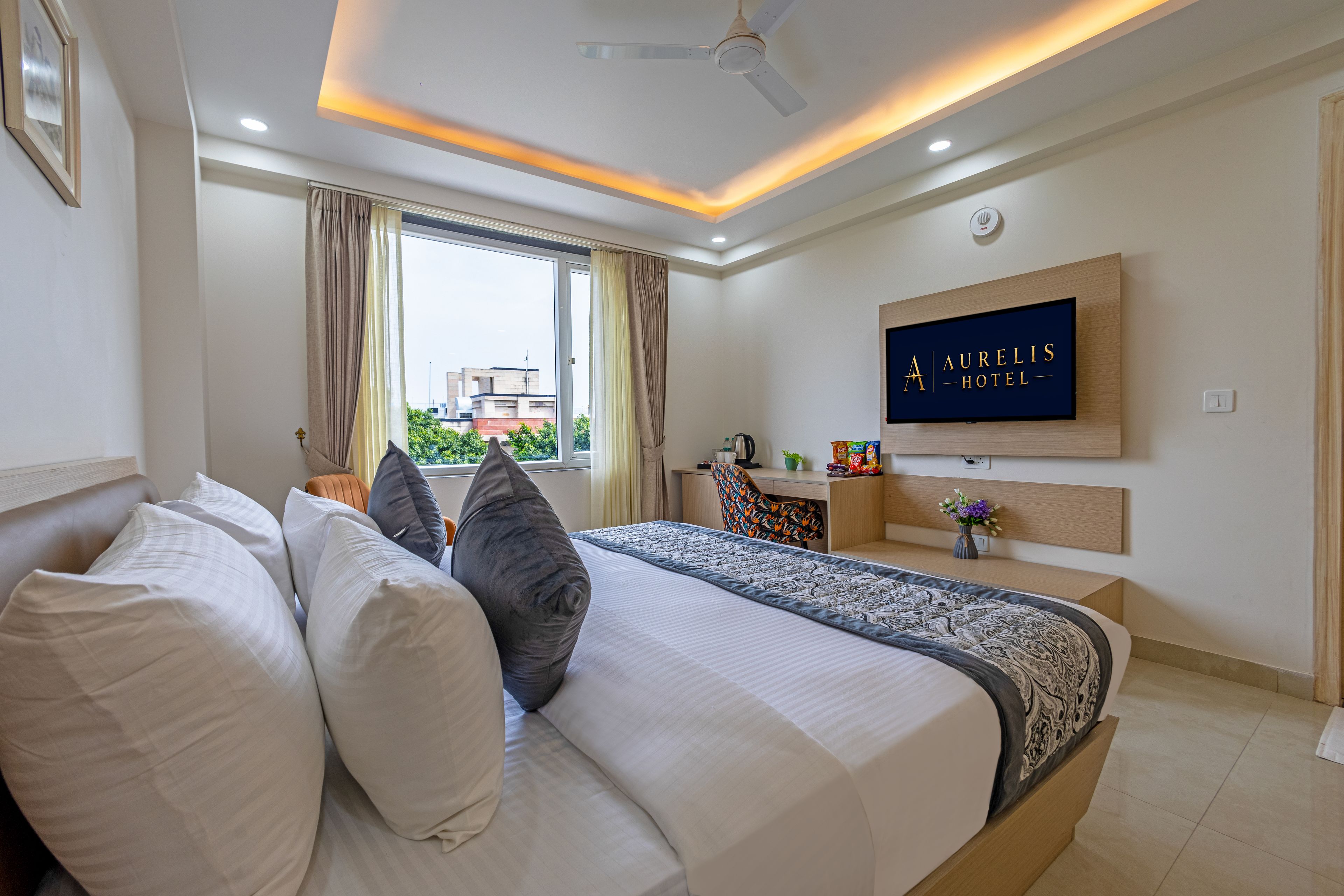 Premium Room, City View | Egyptian cotton sheets, premium bedding, pillow-top beds, minibar