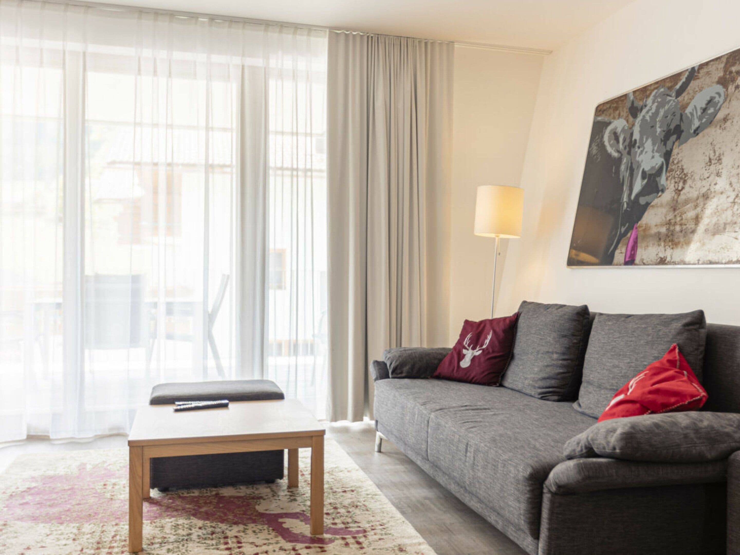 Una sala de estar moderna con un sofá, una mesa de centro y una lámpara.
