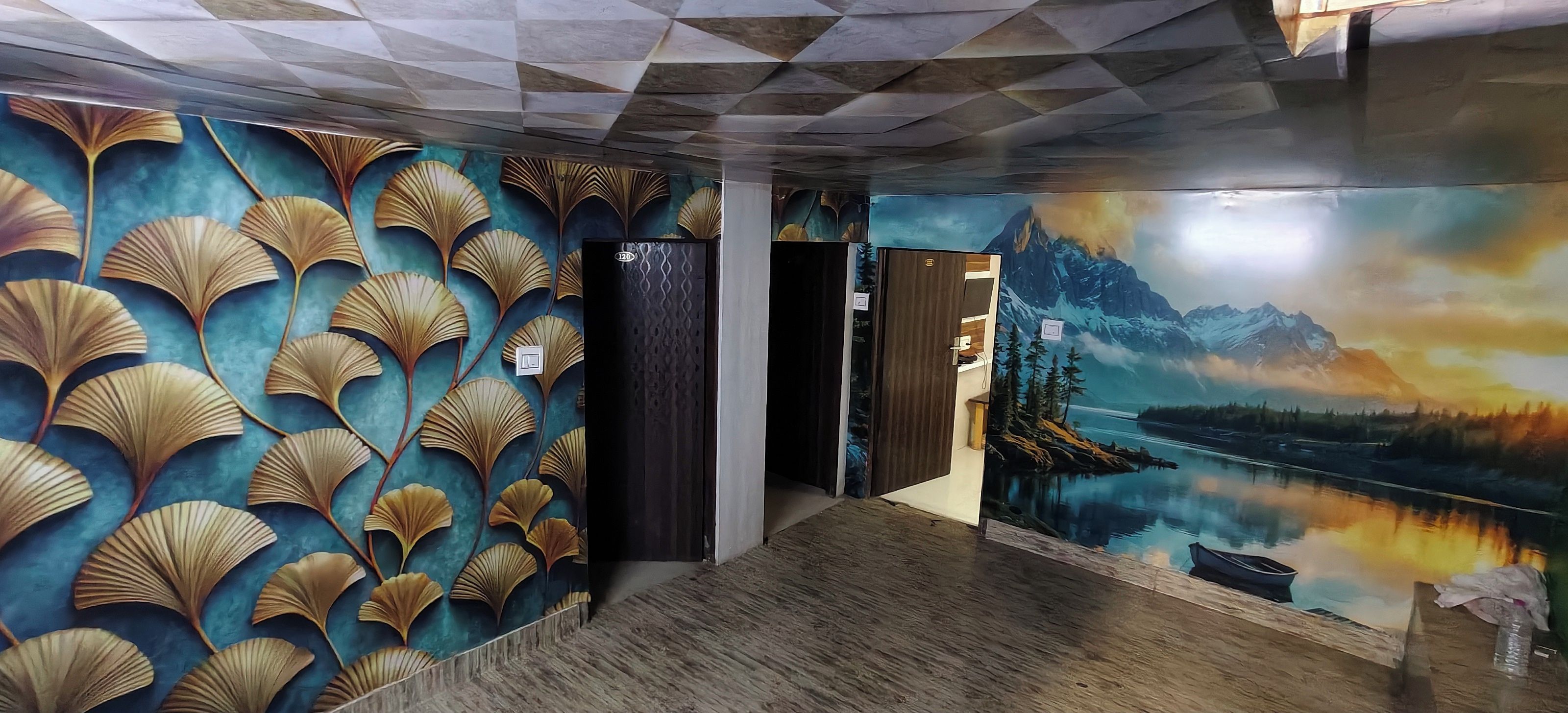Un pasillo con un mural de montañas y un lago, piso de madera y una puerta con revestimiento texturizado.