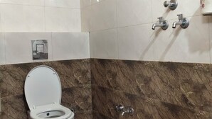 Combined shower/bathtub, towels, soap - Hotel Rawat Near Janana Hospital (Ajmer)