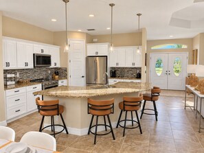 Private kitchen - The Golden Gator - Waterfront, Heated Pool, Lanai, Golf & Near Gulf Beaches (Rotonda West)