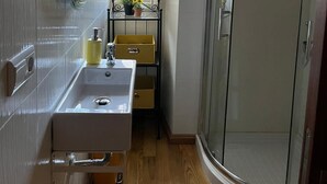 Bathroom - Ant House (Ponte da Barca)