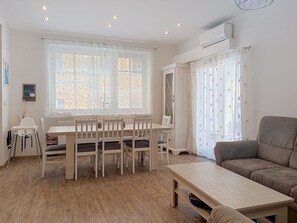 A modern living room with a dining area, a sofa, and a table. - Beautiful apartment for 5 people with WIFI and TV (Jilemnice)