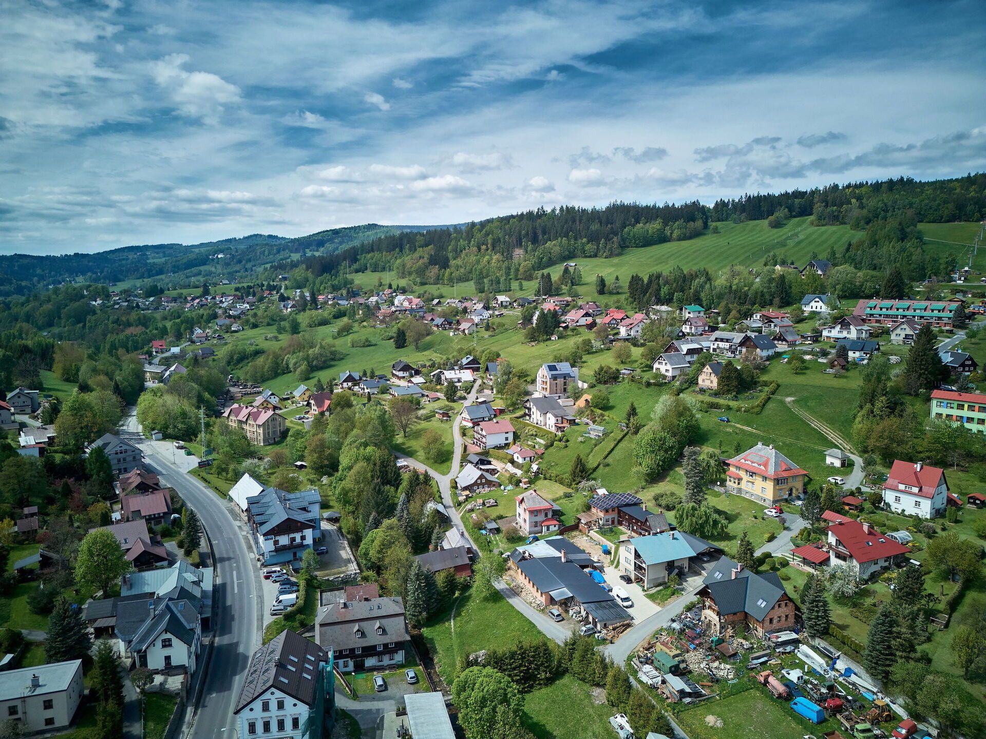 Baum, Wohngebiet, Landschaft, Haus, Vogelperspektive, Vorort, Ländliches Gebiet, Menschliche Siedlung, Grundstueck, Dorf