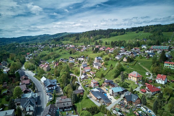 Baum, Wohngebiet, Landschaft, Haus, Vogelperspektive, Vorort, Ländliches Gebiet, Menschliche Siedlung, Grundstueck, Dorf
