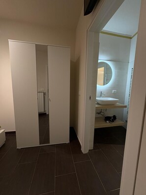Ein Badezimmer mit Waschbecken, Spiegel und Handtuchhalter.