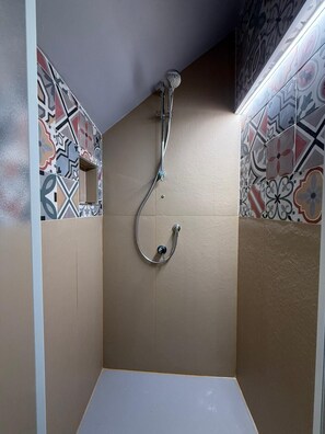 Eine Dusche mit drei separaten Duschköpfen.