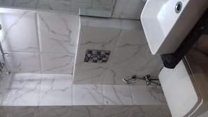 Douche, serviettes fournies, savon, shampoing
