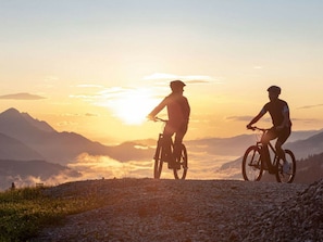 Two cyclists on a mountain path with a sunset in the background. - Cabin in Pichl Near Schladming With Sauna (Schladming)