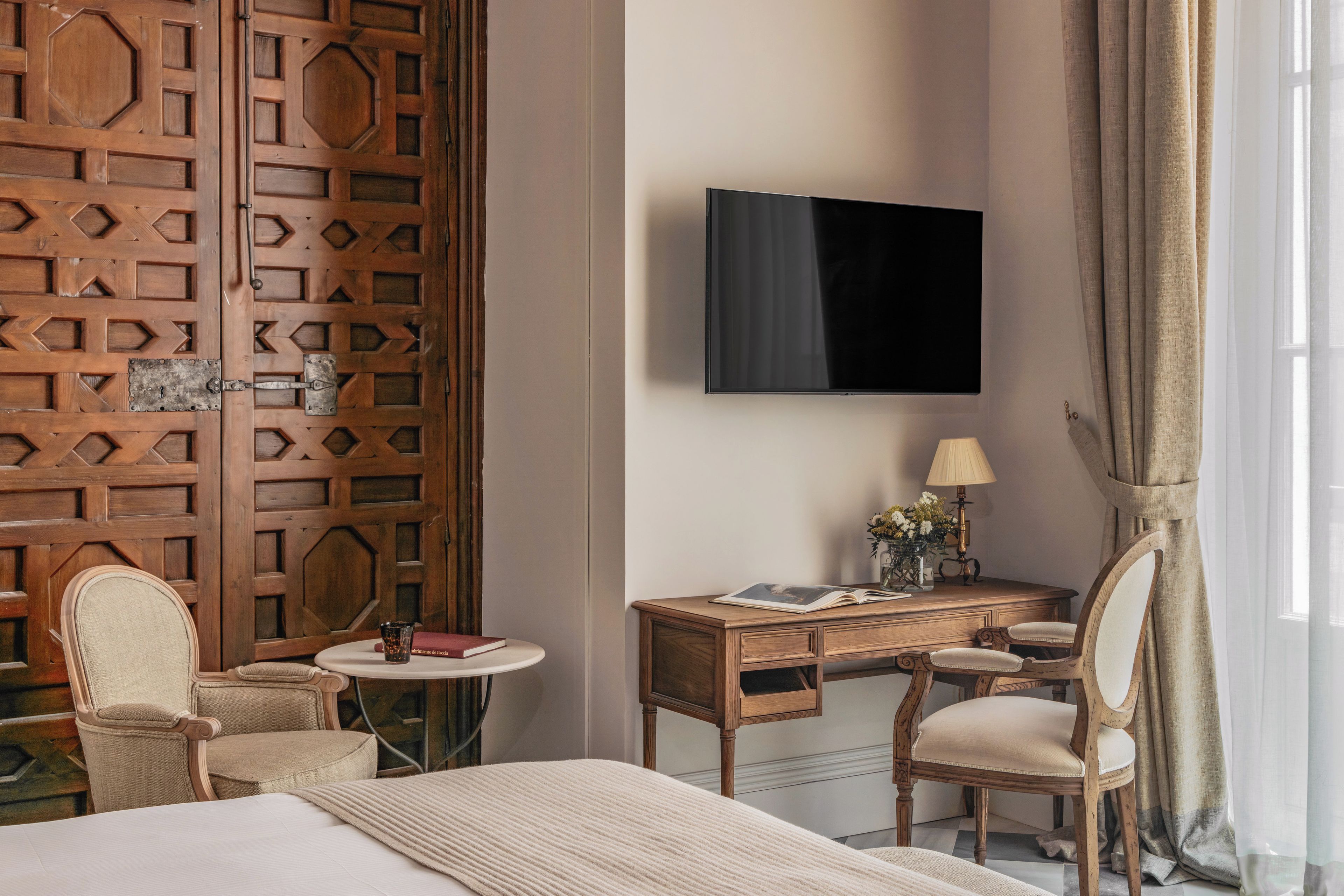 Minibar, WiFi (free), bed sheets