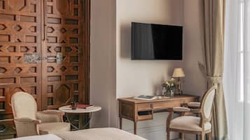 Minibar, WiFi (free), bed sheets