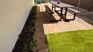 Outdoor dining - Perfect 1-bedroom studio with AC in enjoyable Carolina (Carolina)