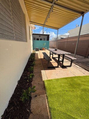 Outdoor dining - Perfect 1-bedroom studio with AC in enjoyable Carolina (Carolina)