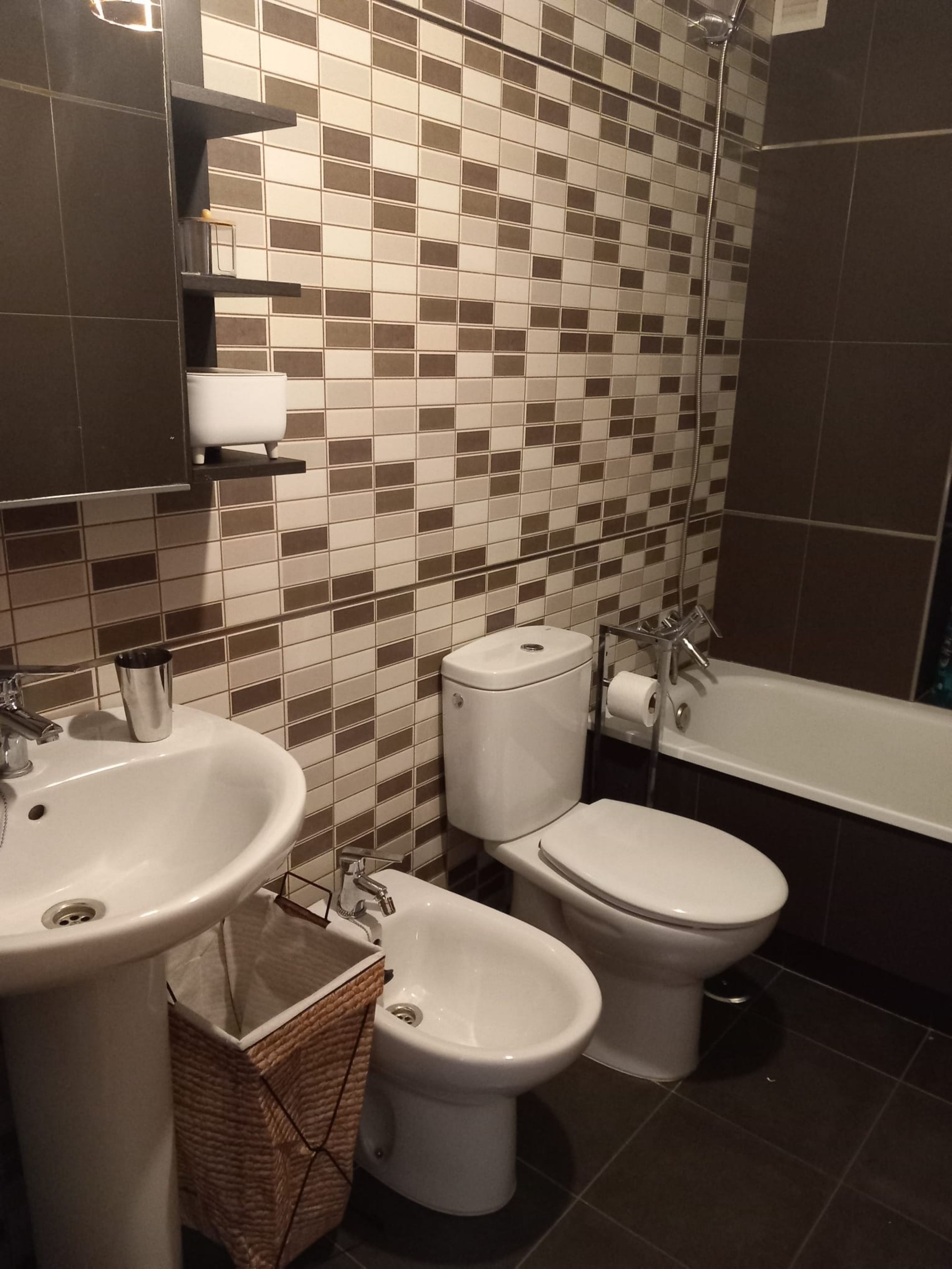Un baño con lavamanos, inodoro, bidé y bañera.