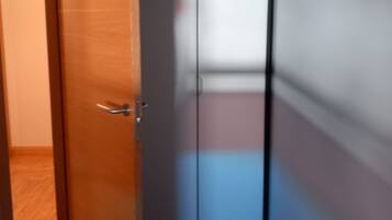 Ein Zimmer mit einer Holztür und einem Kleiderschrank mit zwei Türen.