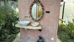 Phòng đôi có thiết kế đặc trưng, quang cảnh vườn | Phòng tắm